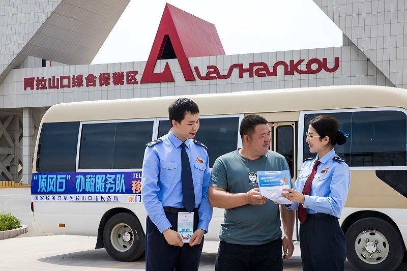 图为 阿拉山口市税务局干部正在为企业宣传税收政策.jpg