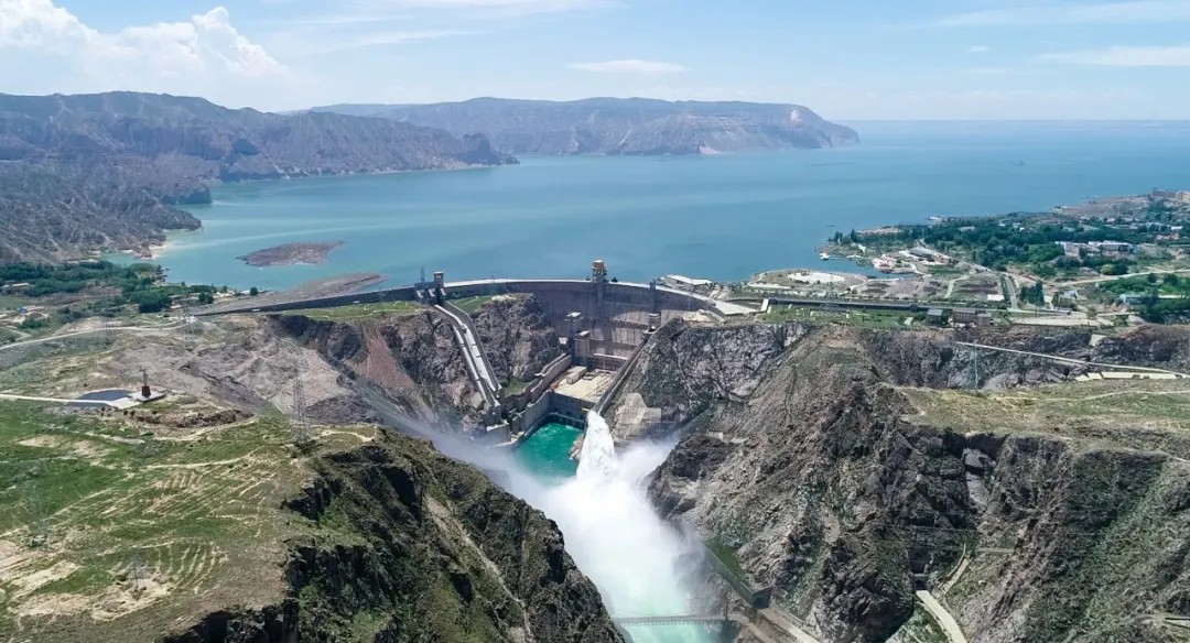 龙羊湖及龙羊大峡谷是黄河上游第一座大型梯级电站所在地，被称为“万里黄河第一坝”。.jpg