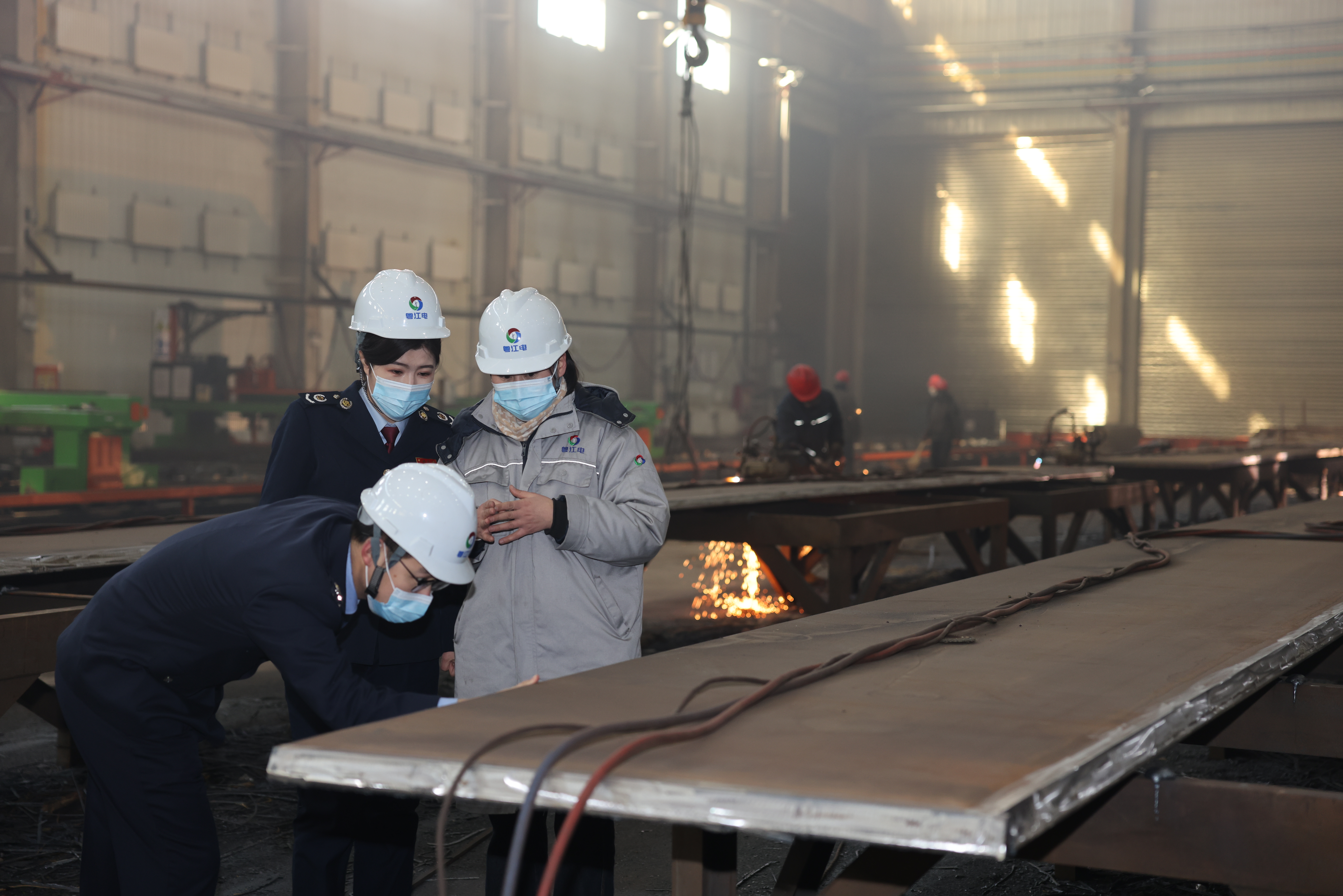 卡卡湾
巴里坤哈萨克自治县税务局组织“石榴籽”先锋服务队主动上门问需，针对供风电装备制造业企业的经营特点，引导企业防范规避涉税风险，落实落细各类税费优惠政策。.JPG