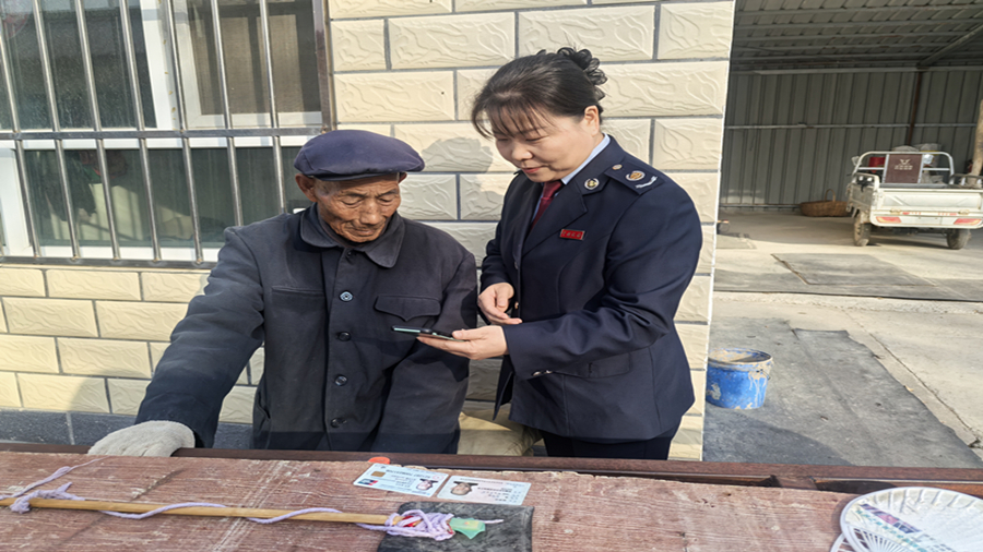 封面 图为：乌苏市税务干部上门帮助行动不便的老人开发票_副本.jpg