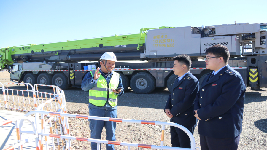 0 图为；税务干部前往华能托里风力发电有限公司的建设工地了解建设情况_编辑_编辑.jpg
